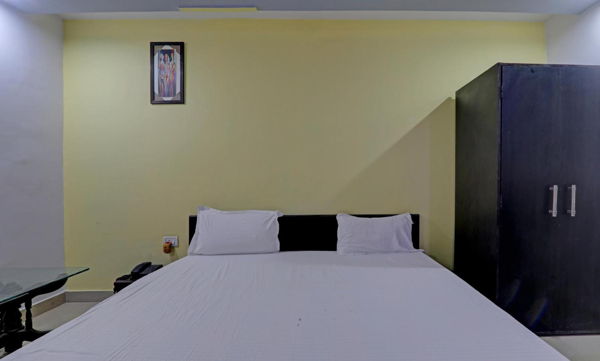 Hotel O Sri Krishna Palace Lucknow