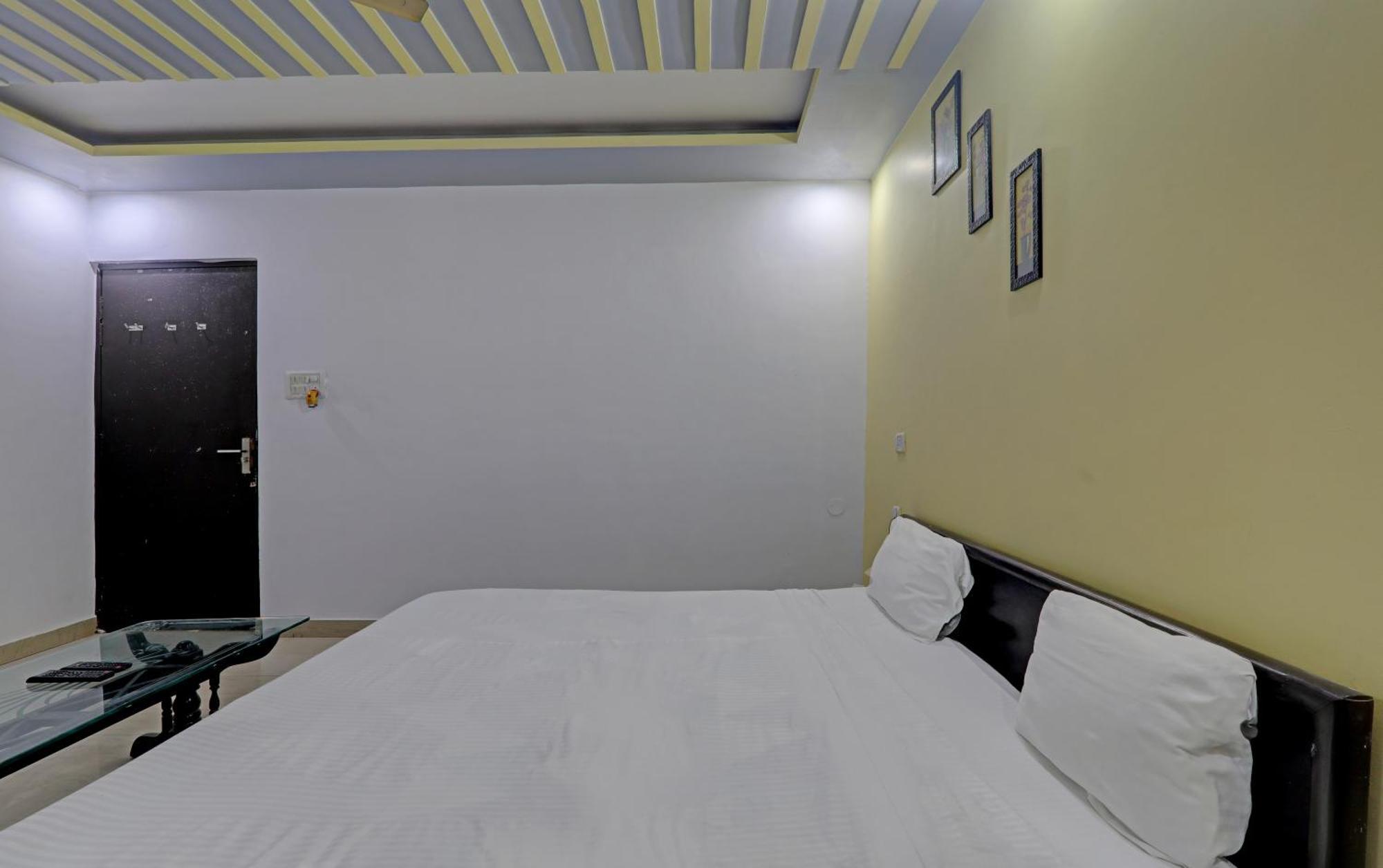 Hotel O Sri Krishna Palace Lucknow